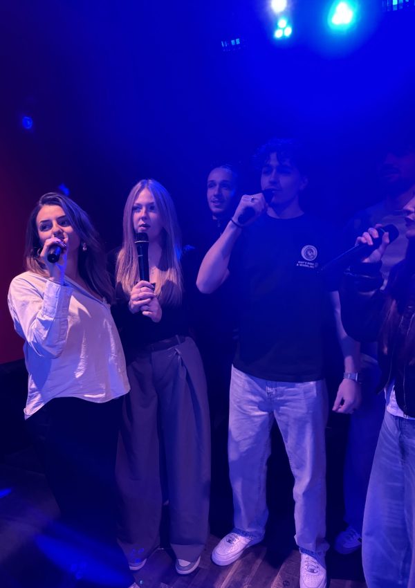 Groupe d’amis en train de chanter au karaoké dans une salle privée à Brumath chez Karaori